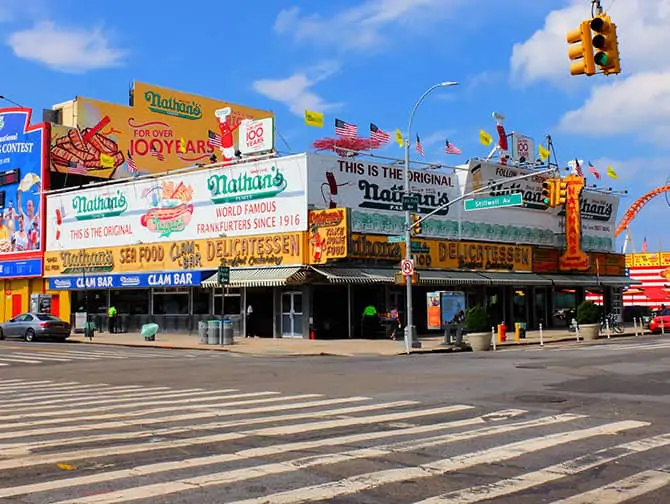 Qué ver y hacer en Coney Island - Nathan's Hot Dog