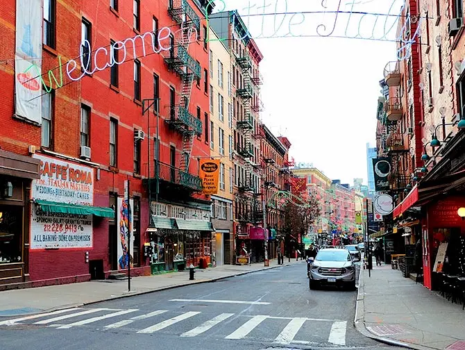 Qué ver y hacer en Little Italy - Cartel de bienvenida