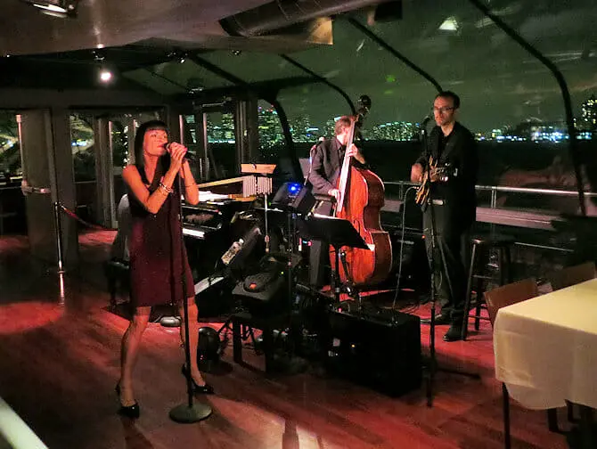 Crucero con cena en Nueva York Bateaux - música en directo