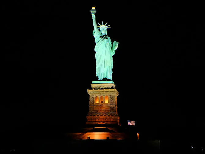 Crucero con cena en Nueva York Bateaux - Estatua de la Libertad