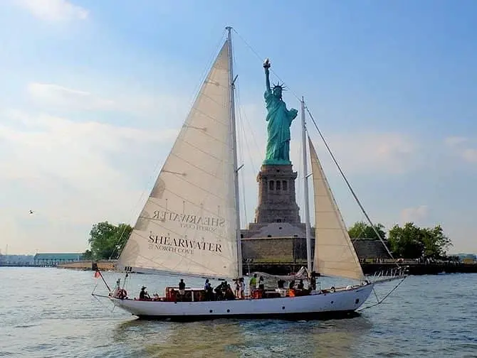 Brunch con champagne en velero por Nueva York