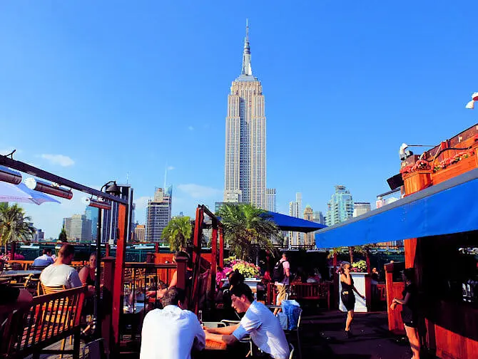 Los mejores rooftops de Nueva York - 230 Fifth de d&iacute;a