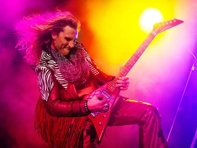 Tickets para Rock of Ages the Musical en Nueva York - Guitarra de Stacee 