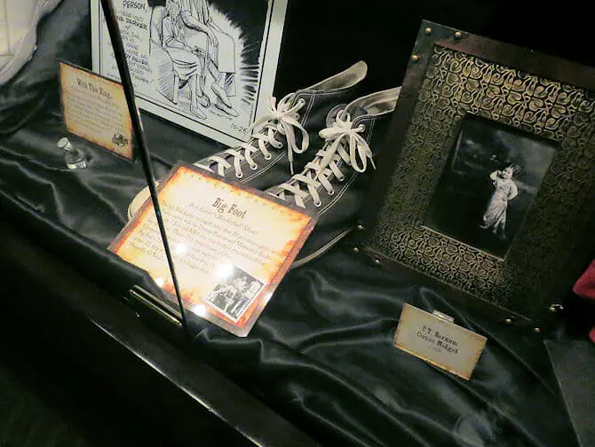 Museo Ripley’s Believe It or Not! en Nueva York - zapatillas de deporte enormes