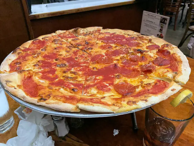 Comer con ninos en Nueva York - Pizza en Johns