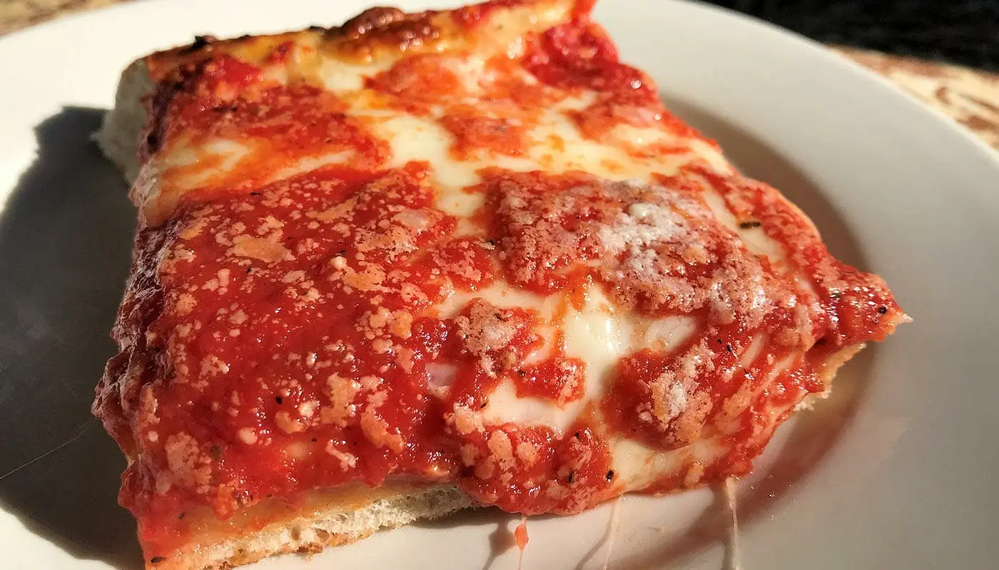 Pizza tour por Brooklyn y Coney Island - Porción de pizza