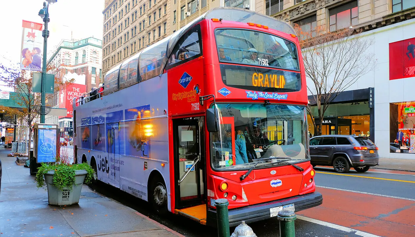 Bus hop on hop off Gray Line en Nueva York Subiendo al bus