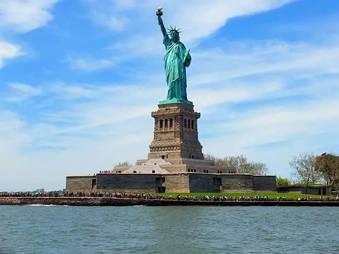 Bateaux crucero con almuerzo en Nueva York - Estatua