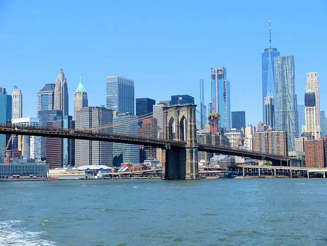 NYC Ferry en Nueva York - Brooklyn Bridge