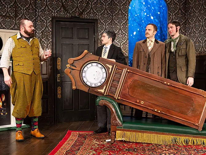 Tickets para The Play That Goes Wrong en Nueva York - Objetos de utilería