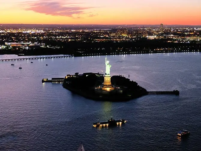 Paseo nocturno en helicóptero por Nueva York - Estatua de la Libertad