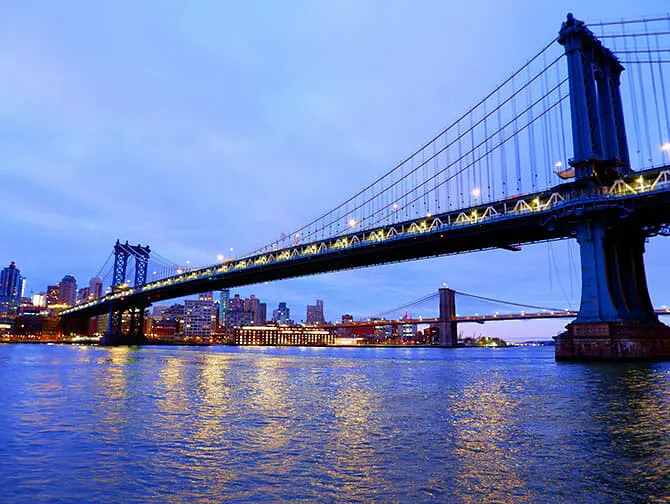 Manhattan Bridge en Nueva York - De noche