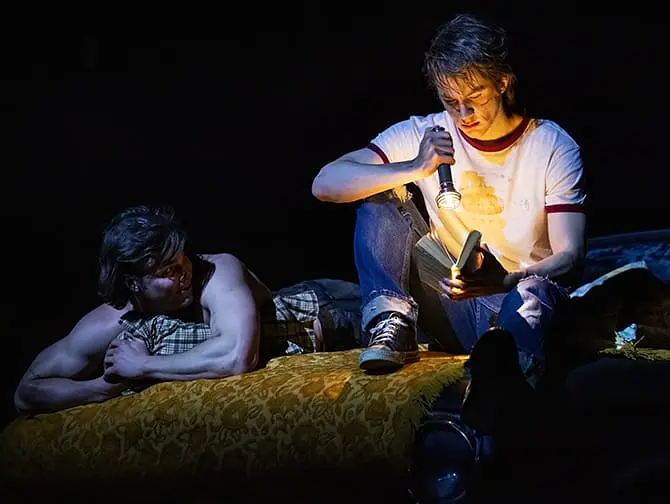 Tickets para The Outsiders en Broadway - Amistad