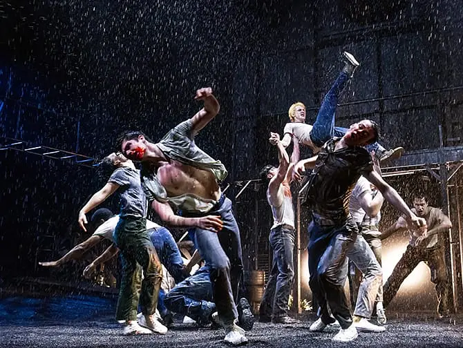 Tickets para The Outsiders en Broadway - Pelea