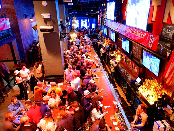 Los mejores bares deportivos en Nueva York - Stout NYC interior