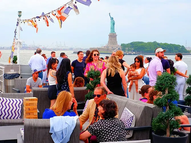 Crucero con cena bufé en Nueva York - Fuera