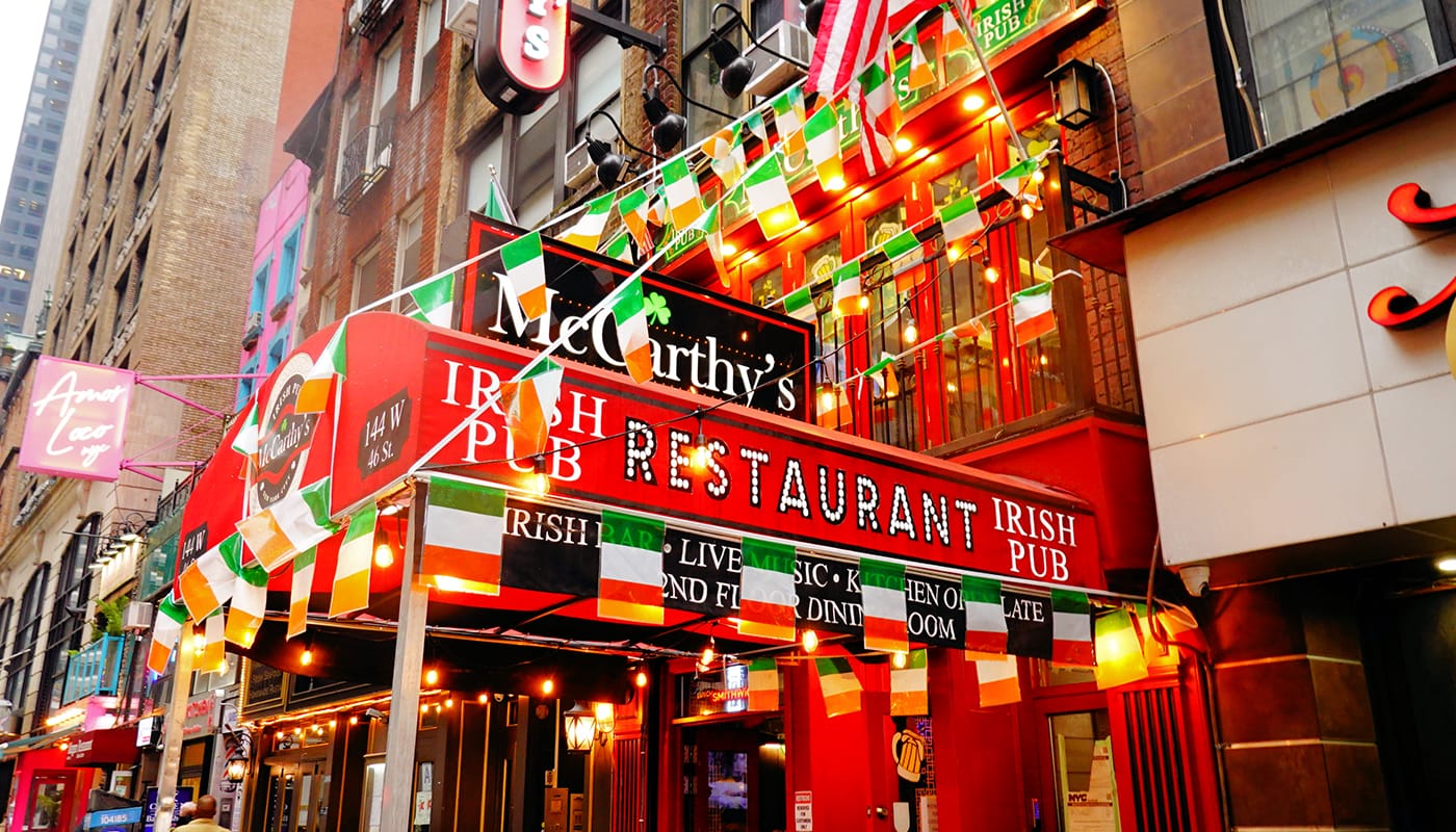 El día de St. Patrick en Nueva York - Bar irlandés