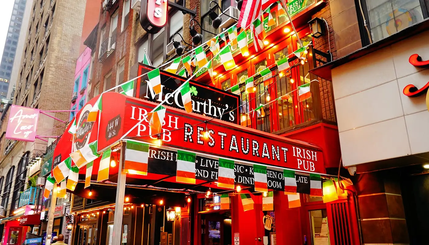 El día de St. Patrick en Nueva York - Bar irlandés