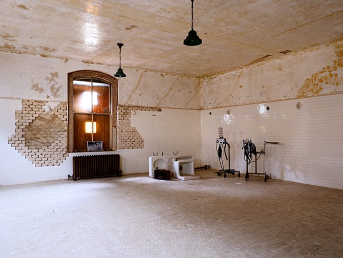 Tour con casco de Ellis Island en Nueva York - Tour por el hospital abandonado